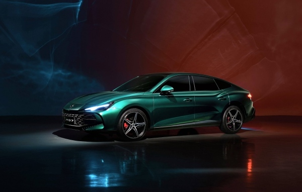 Большой зеленый автомобиль MG 7 Trophy