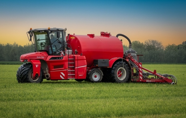 Большой красный комбайн на поле