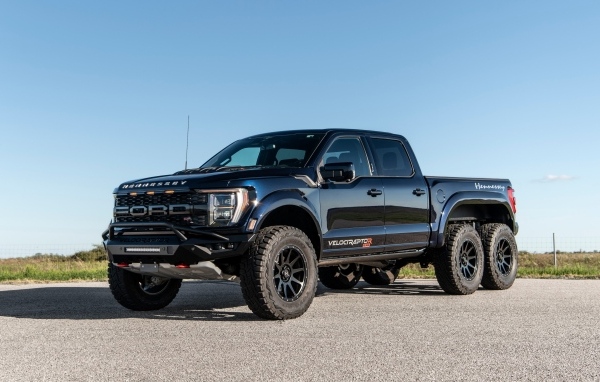 Черный джип Hennessey VelociRaptoR 6x6 2024 года