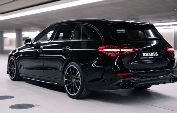 Черный Brabus D30 Estate вид сзади