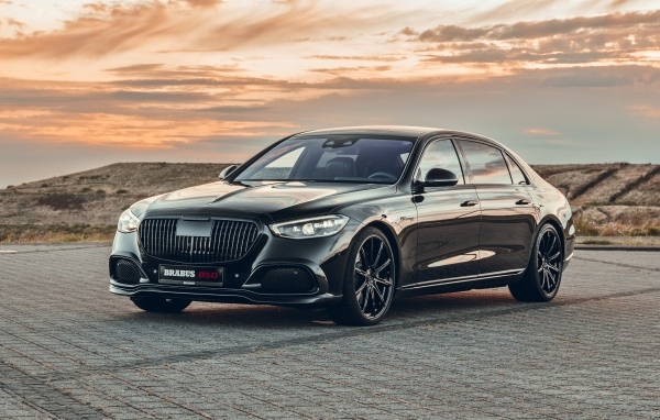 Автомобиль Brabus 850 2023 года на фоне заката