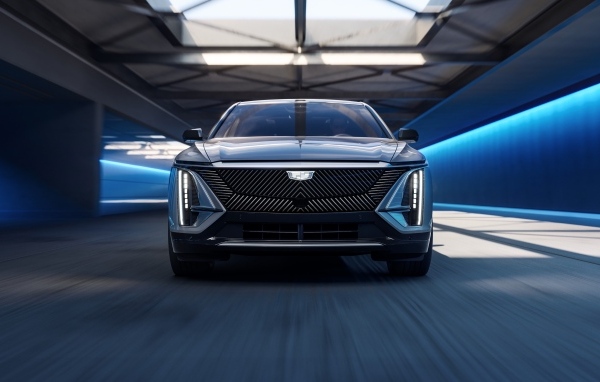 Автомобиль Cadillac Lyriq Tech 2023 вид спереди