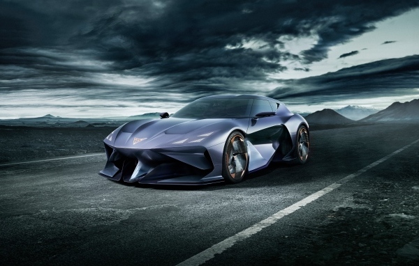 Автомобиль Cupra DarkRebel на фоне грозового неба