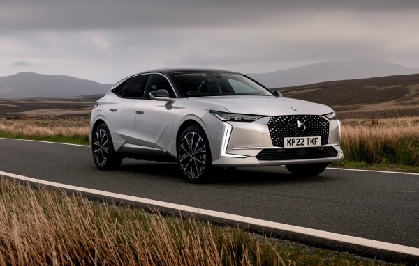 Автомобиль  DS 4 E-Tense Rivoli на дороге