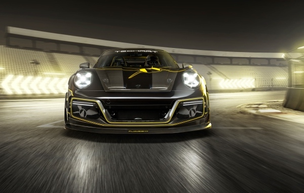 Быстрый автомобиль TechArt GTstreet R Flyweight 2023 года на трассе