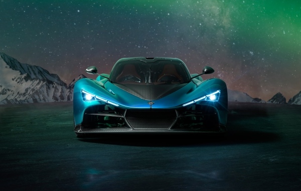Вид спереди на дорогой автомобиль Zenvo Aurora Agil  ночью