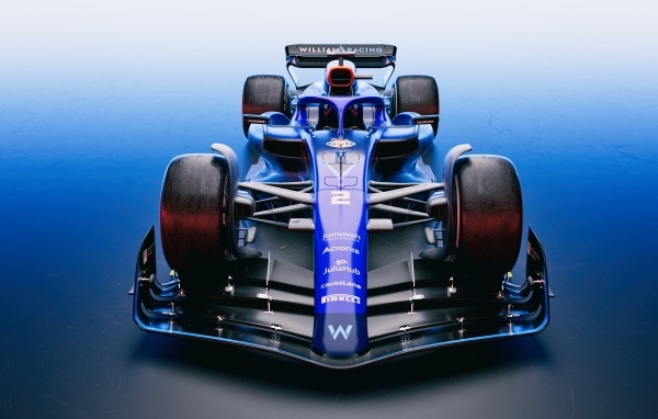 Вид спереди на гоночный автомобиль Williams Racing FW45