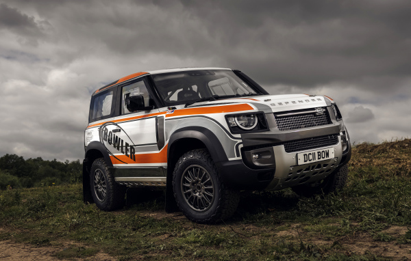 Большой внедорожник  Defender Challenge Car 2022 года на фоне грозового неба 