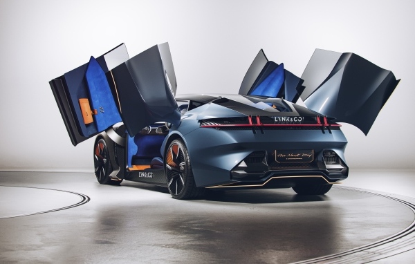 Спортивный автомобиль Lynk & Co с открытыми дверями