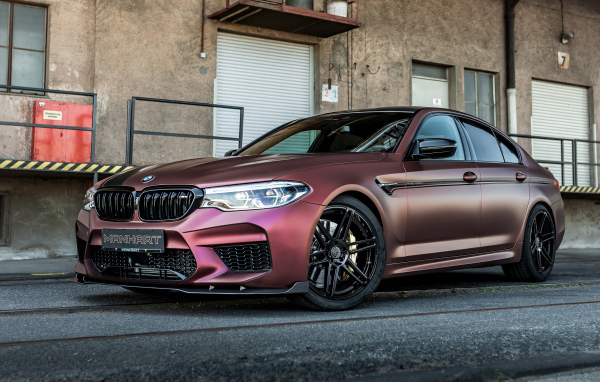 Автомобиль Manhart MH5 800 у дома 