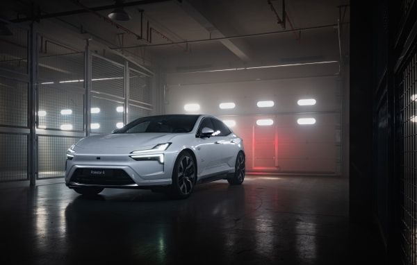 Автомобиль Polestar 4 в гараже