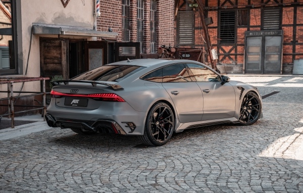 Вид сзади на автомобиль ABT RS7 Legacy Edition 2023 года