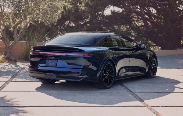 Вид сзади на автомобиль Lucid Air Sapphire 2023  года