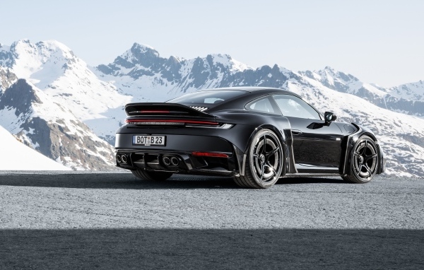 Вид сзади на автомобиль  Brabus 900 Rocket R