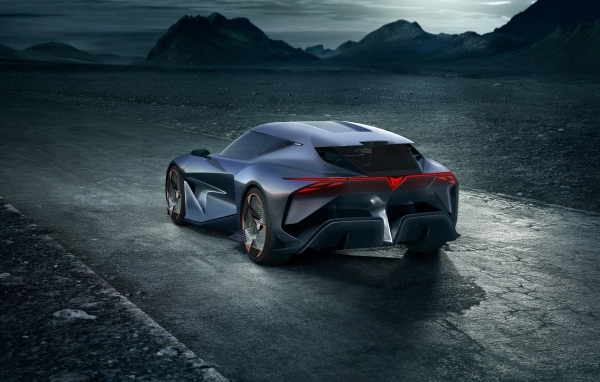 Вид сзади на автомобиль Cupra DarkRebel