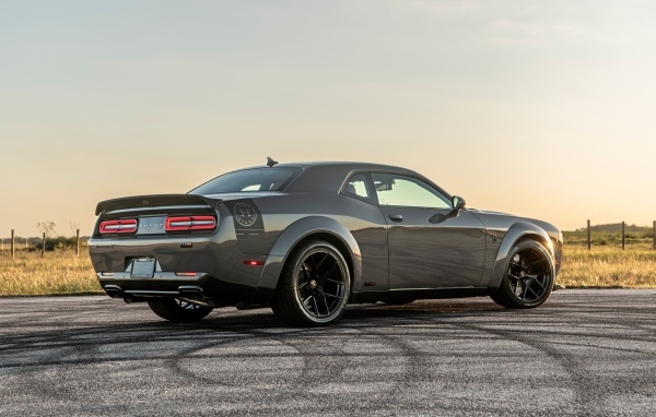 Вид сзади на автомобиль Hennessey Challenger H1000 Last Stand
