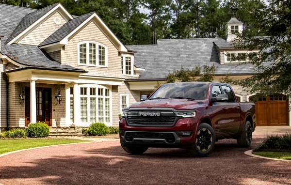 Красный пикап Ram 1500 Ramcharger Laramie 2025 года у дома