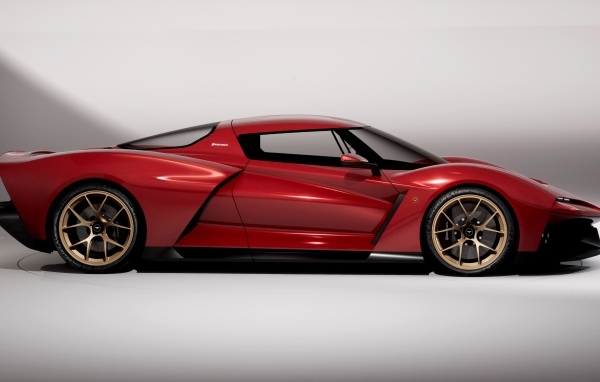 Красный автомобиль Bizzarrini The Giotto вид сбоку