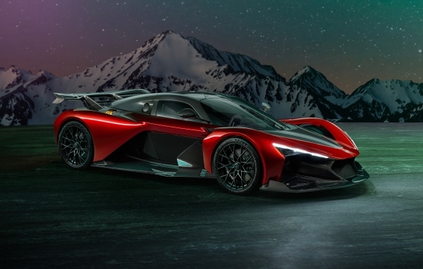 Красный спорткар Zenvo Aurora Agil  на фоне гор