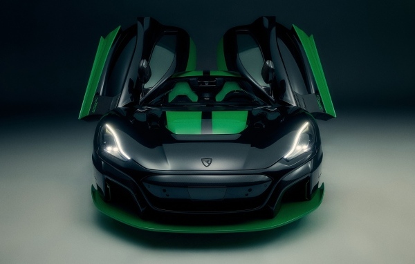 Автомобиль Rimac Nevera Time Attack 2023 с открытыми дверями