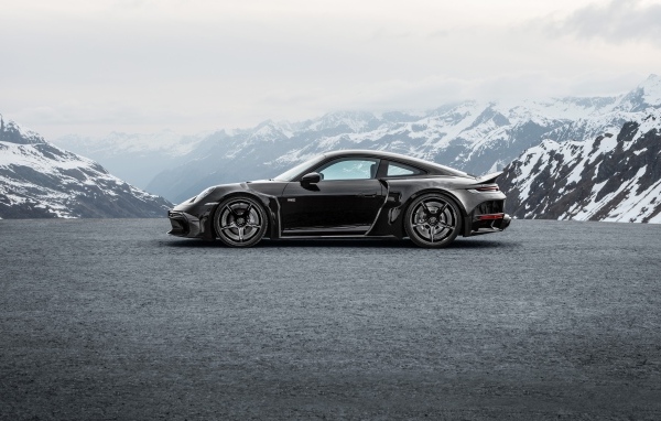 Вид сбоку на автомобиль  Brabus 900 Rocket R