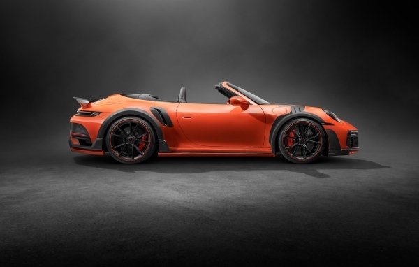 Вид сбоку на красный кабриолет TechArt GTstreet R