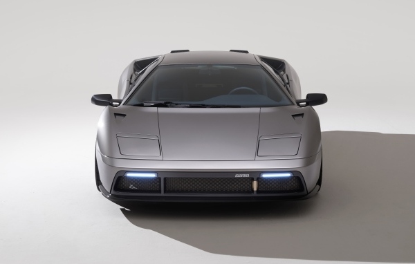 Серебристый автомобиль Eccentrica Restomod 2023 года