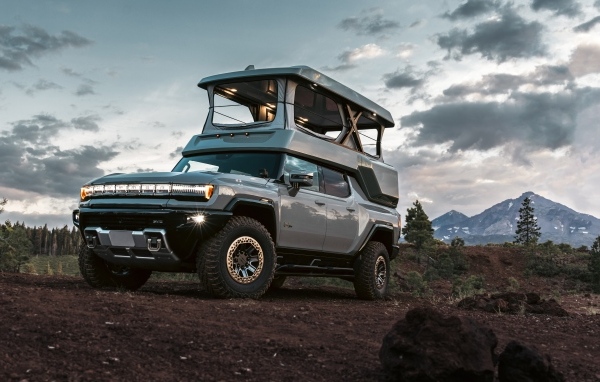 Серебристый внедорожник HUMMER EV EarthCruiser 2024 года