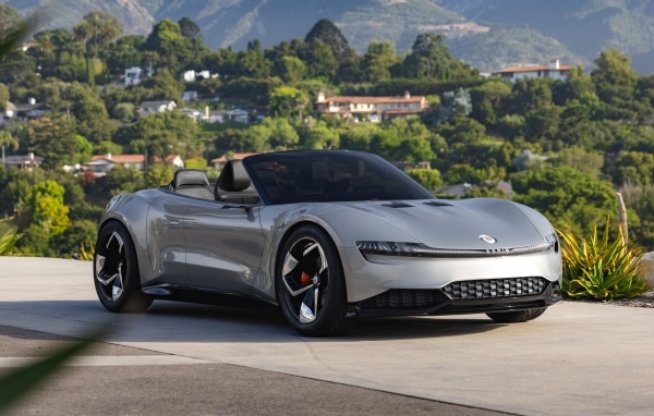 Серебристый автомобиль Fisker Ronin