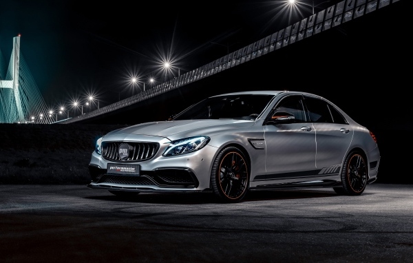 Серебристый автомобиль Performmaster C 63 V8 под мостом