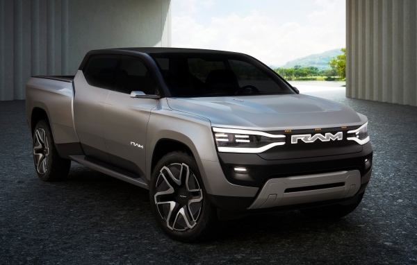 Серебристый Ram 1500 Revolution BEV Concept 2023 вид спереди