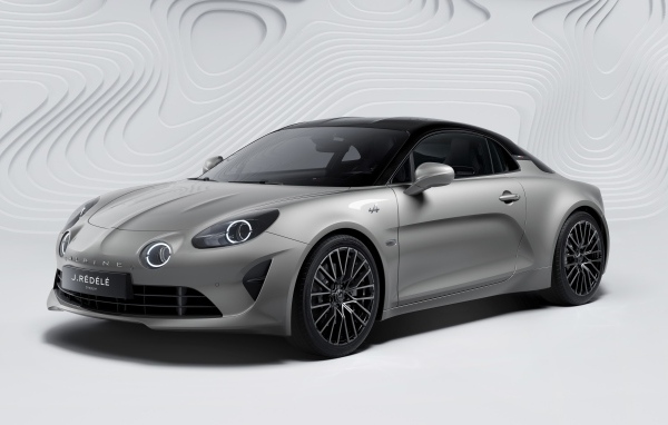 Серебристый автомобиль Alpine A110 GT