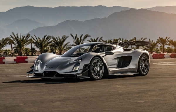 Серебристый спортивный автомобиль Czinger 21C