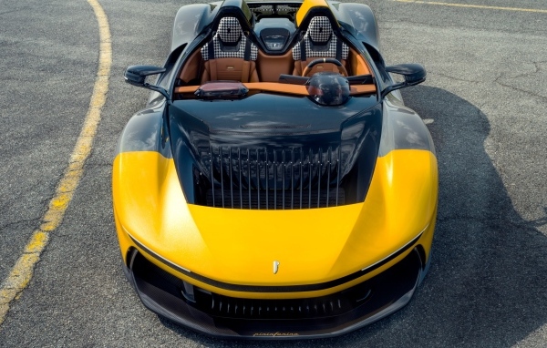 Вид сверху на спортивный автомобиль Pininfarina B95 Prototipo 2023 года
