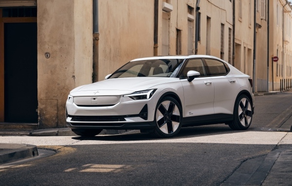 Белый автомобиль Polestar 2 2023 года