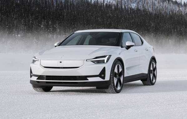 Белый автомобиль Polestar 2 на снегу