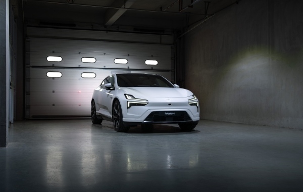 Белый автомобиль Polestar 4