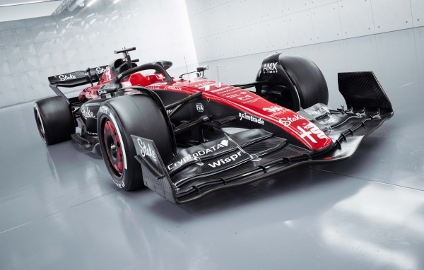 Автомобиль Alfa Romeo C43 F1 2023 готовится к гонкам