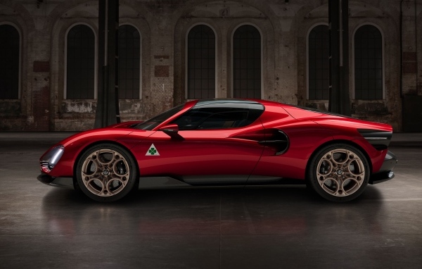 Быстрый автомобиль Alfa Romeo 33 Stradale 2024 года вид сбоку