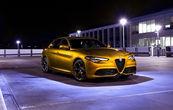 Золотистый автомобиль Alfa Romeo Giulia Veloce Q2