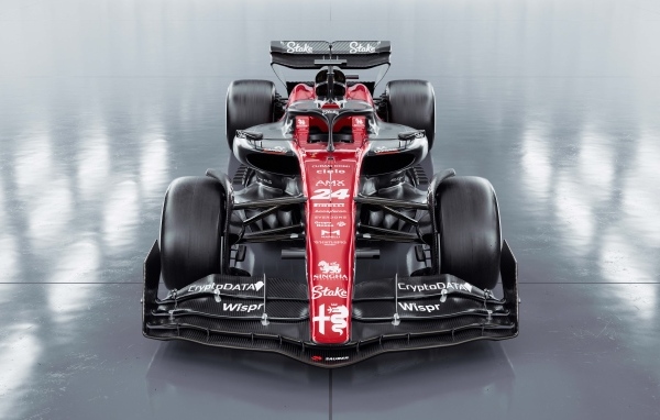 Гоночный автомобиль Alfa Romeo C43 F1 2023 вид спереди