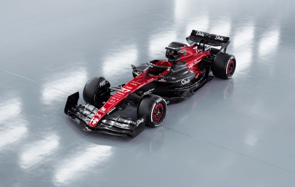 Гоночный автомобиль Alfa Romeo C43 F1 2023 на сером фоне