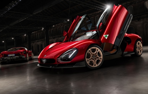 Красный автомобиль Alfa Romeo 33 Stradale 2024 года с открытыми дверями