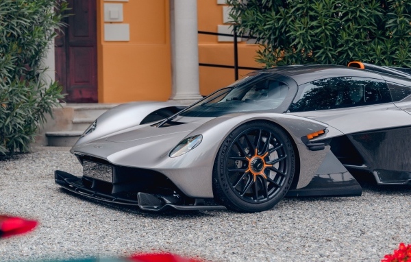 Автомобиль Aston Martin Valkyrie у здания