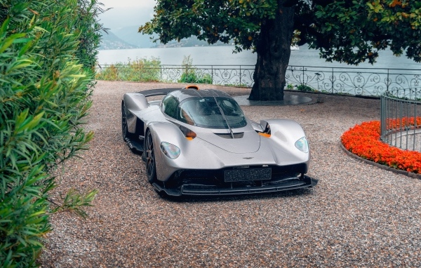 Быстрый автомобиль Aston Martin Valkyrie
