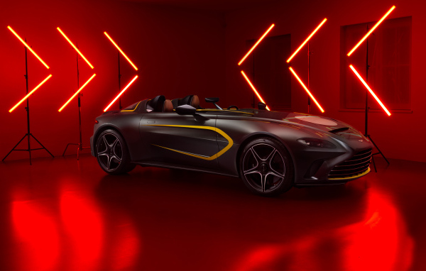 Спортивный Aston Martin V12 Speedster на красном фоне