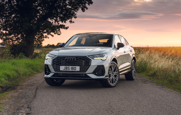 Автомобиль Audi Q3, 2021 года на дороге