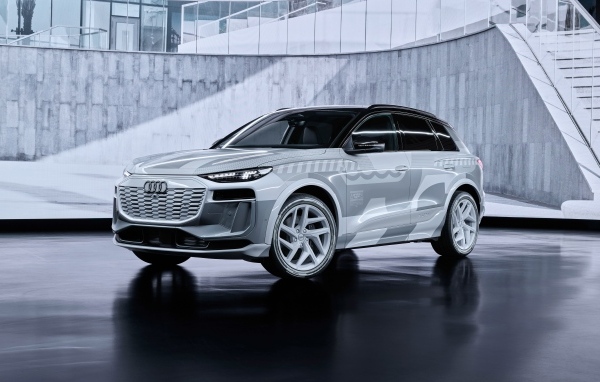 Автомобиль Audi Q6 E-Tron Prototype Show Car 2023 года