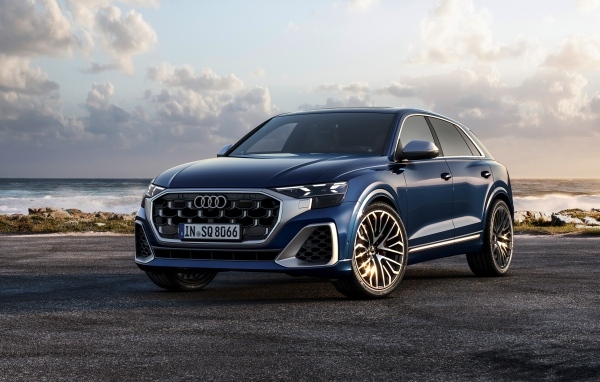 Автомобиль Audi SQ8 TFSI 2023 года на фоне неба