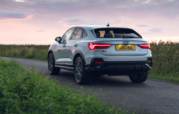 Автомобиль Audi Q3, 2021 года вид сзади